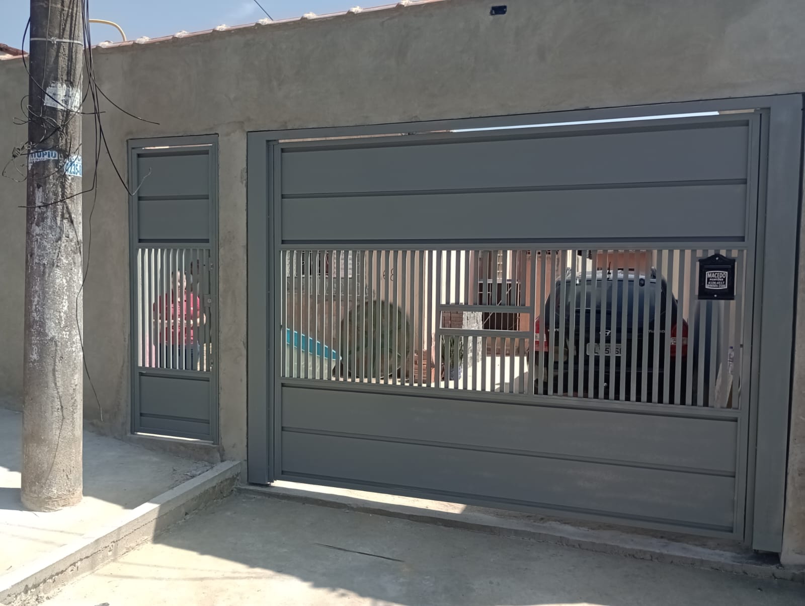 Portão metálico moderno